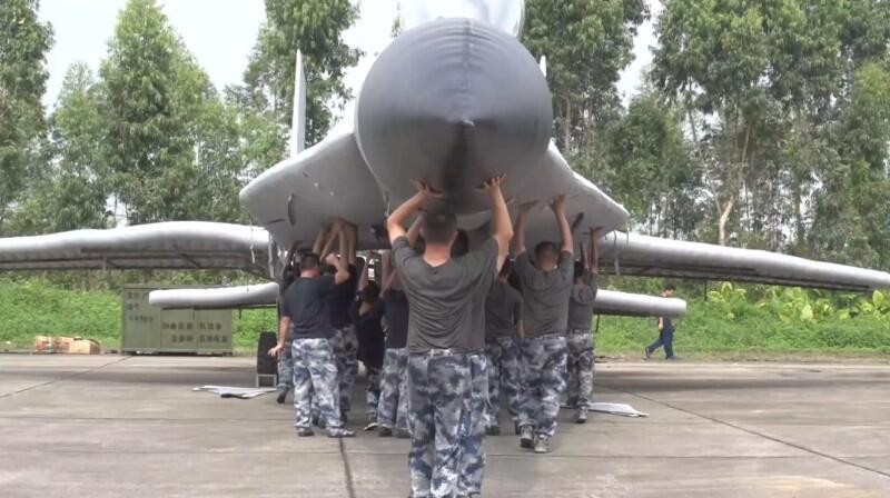 新疆部队充气飞机